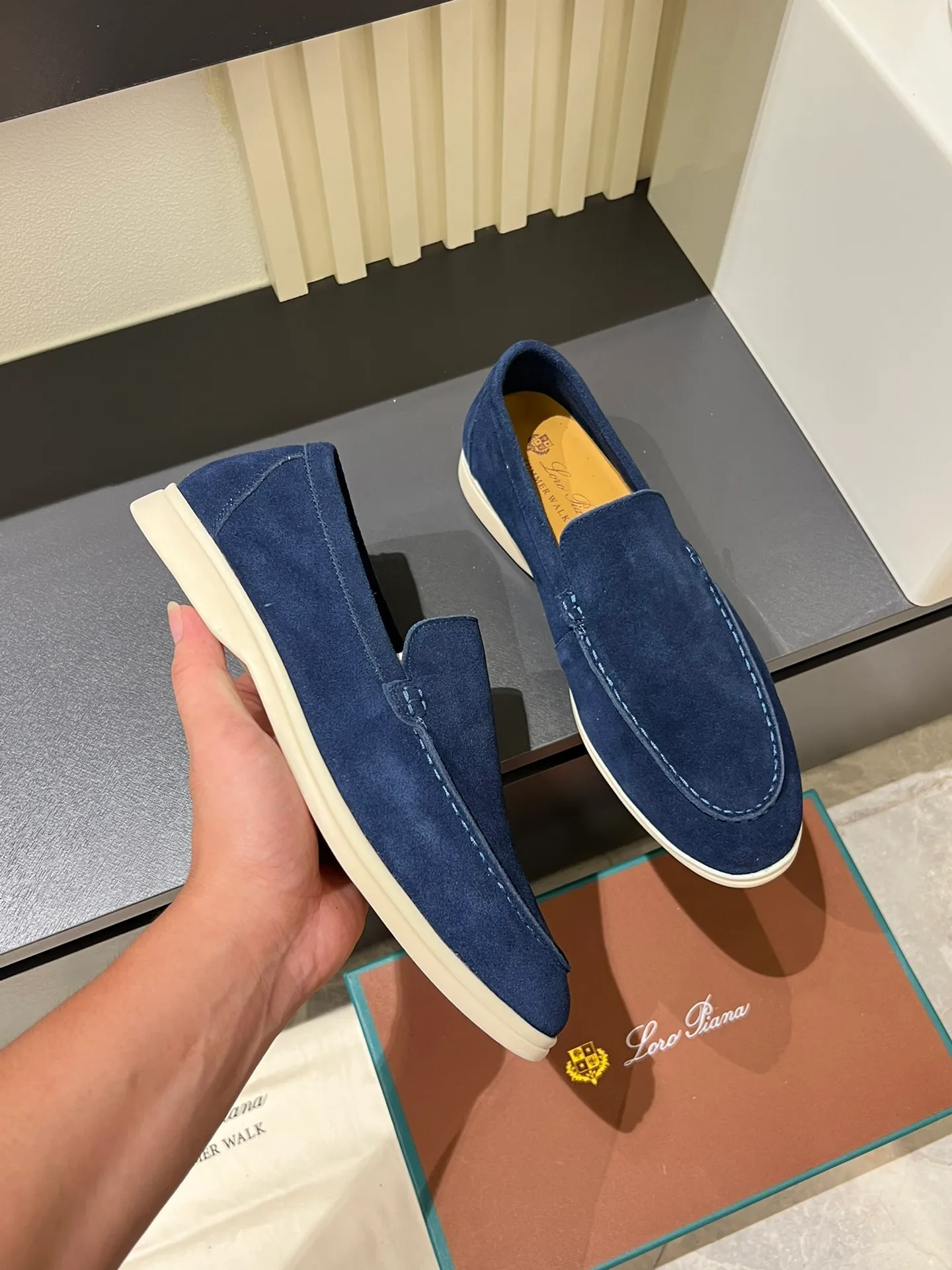 Men's shoes 💰p360 "Loro men's shoes 💰pian'*" Classic L men's shoes for couples 💰p Top version British flat loafers, a must-have item in old money style, the minimalist design is eye-catching and durable, a plus point for dressing The soft foot feel and texture are outstanding. They don’t scratch your feet and are very nice. They are matched with soft and waxy soles. They can be worn daily for a long time without getting tired. They are easy to wear, versatile and classic items, with perfect foot feel and texture! Imported cashmere fabric, the lining is made of imported A-grade water-dyed cow lining, the top version of the genuine leather midsole is sewn with pure handmade mark thread! Size: Female 35-40 (34. Customized) Male 38-44 (45.46. Customized)
